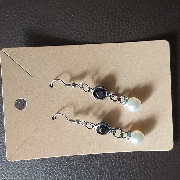 Hello ladies I am selling all the fashion earings for sale each $35.00 . - Picture 4 of 11